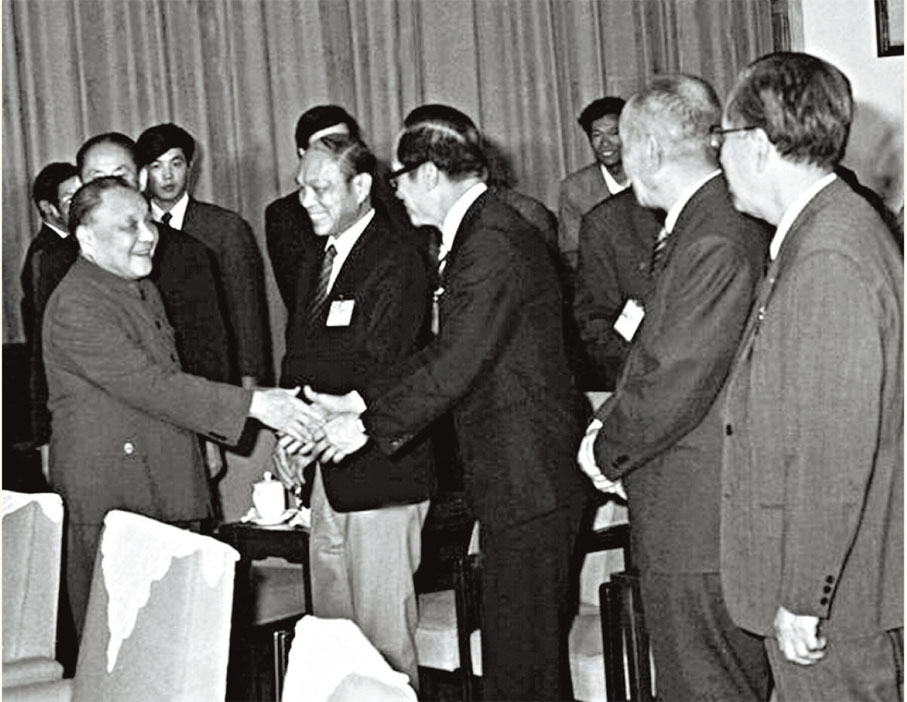◆1987年4月16日，鄧小平會見香港特別行政區基本法起草委員會委員。 資料圖片
