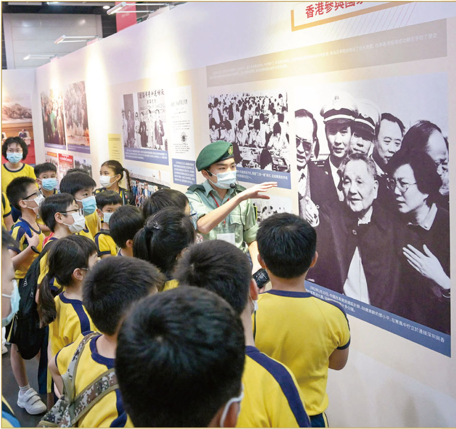 ◆香港學生觀看鄧小平相關照片，緬懷偉人。  資料圖片