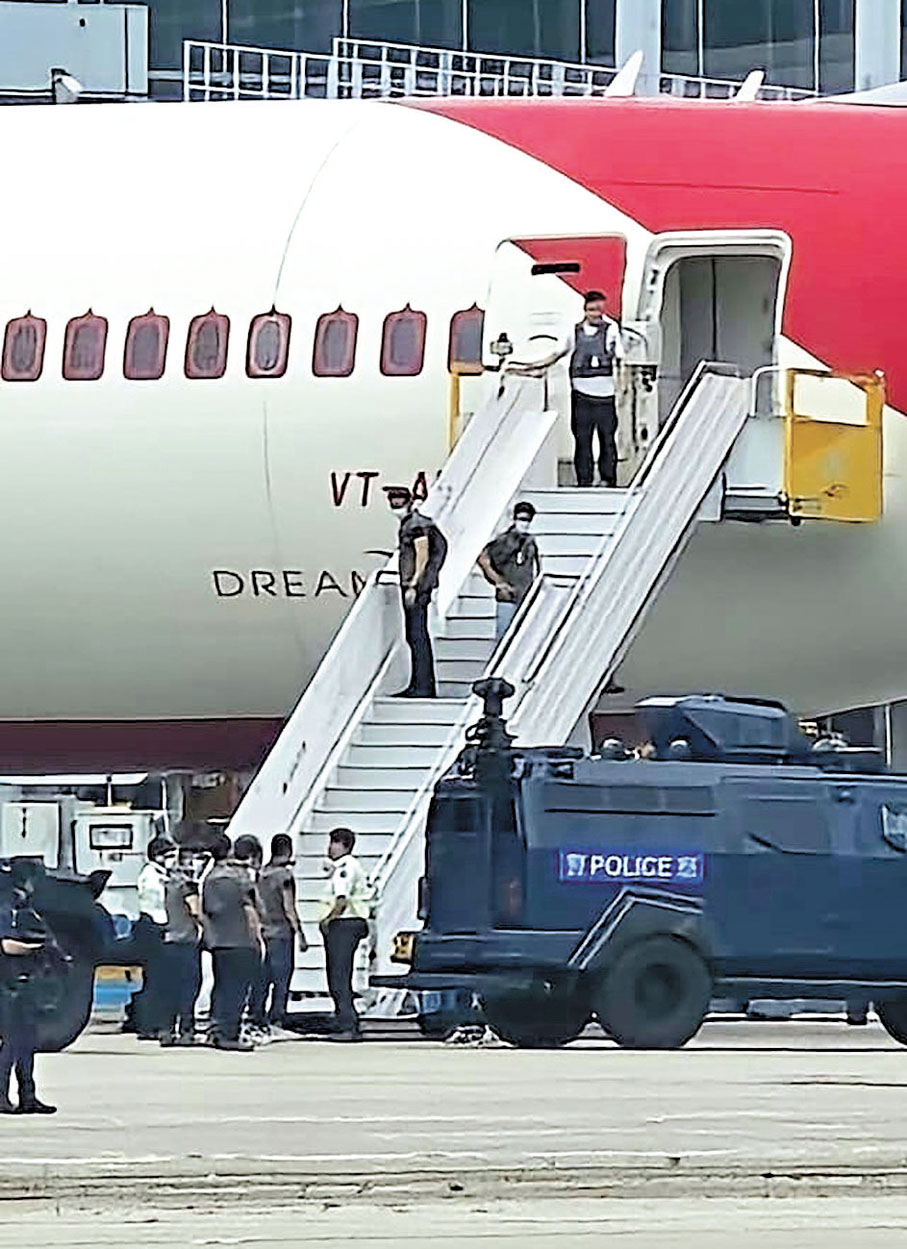 ◆裝甲車停泊在一架航機旁，機場特警在場持槍戒備。 網上圖片