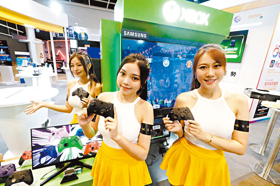 ◆香港電腦通訊節2024今日開鑼，參展商昨展示最新電玩產品。 香港文匯報記者涂穴  攝