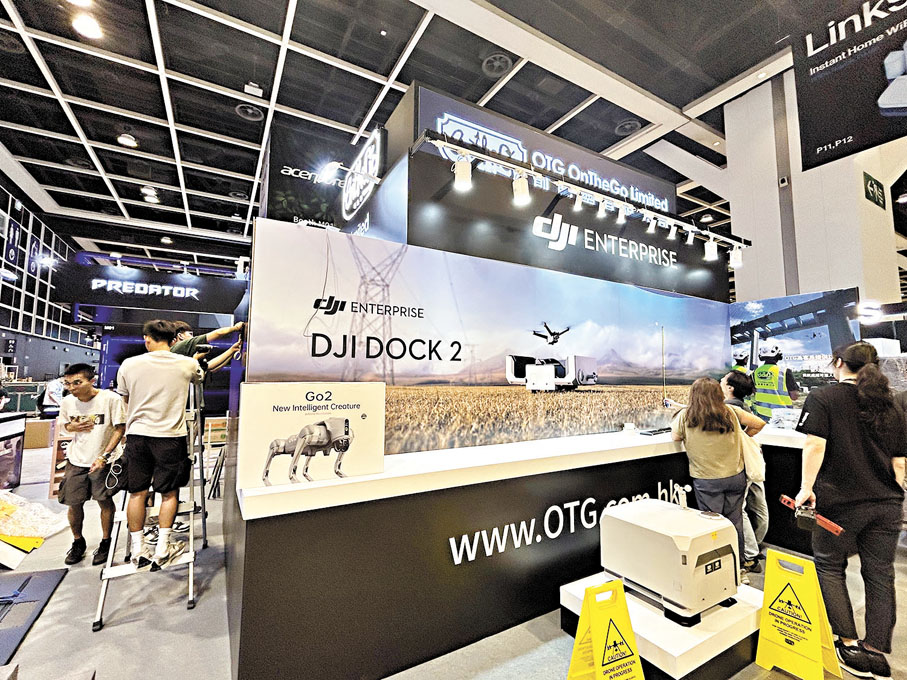 ◆參展商把握最後機會，加快布置攤位。香港文匯報記者涂穴  攝