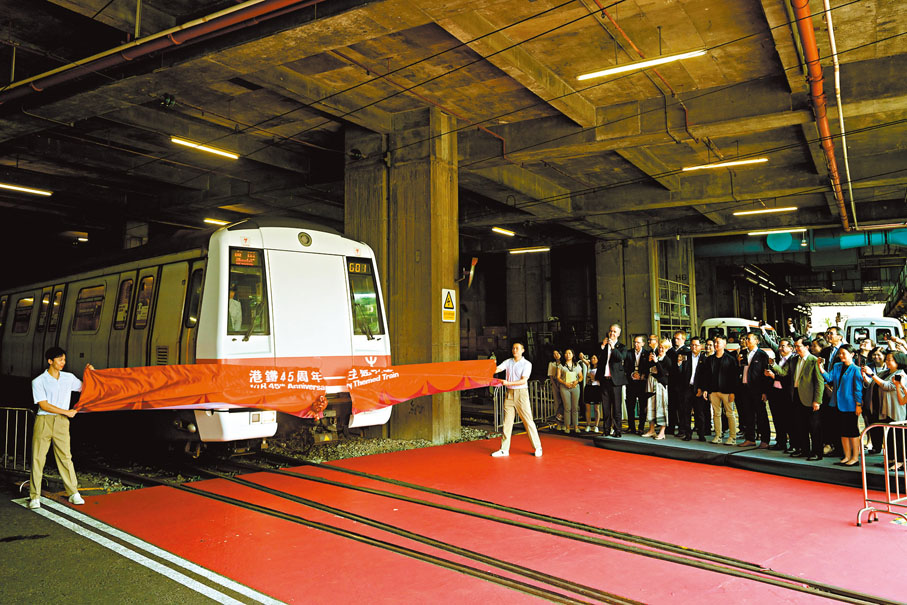 ◆港鐵公司昨日將一列市區線現代化列車改裝成「白頭車」之稱的第一代地鐵列車，在部分巿區路線行走。 中新社