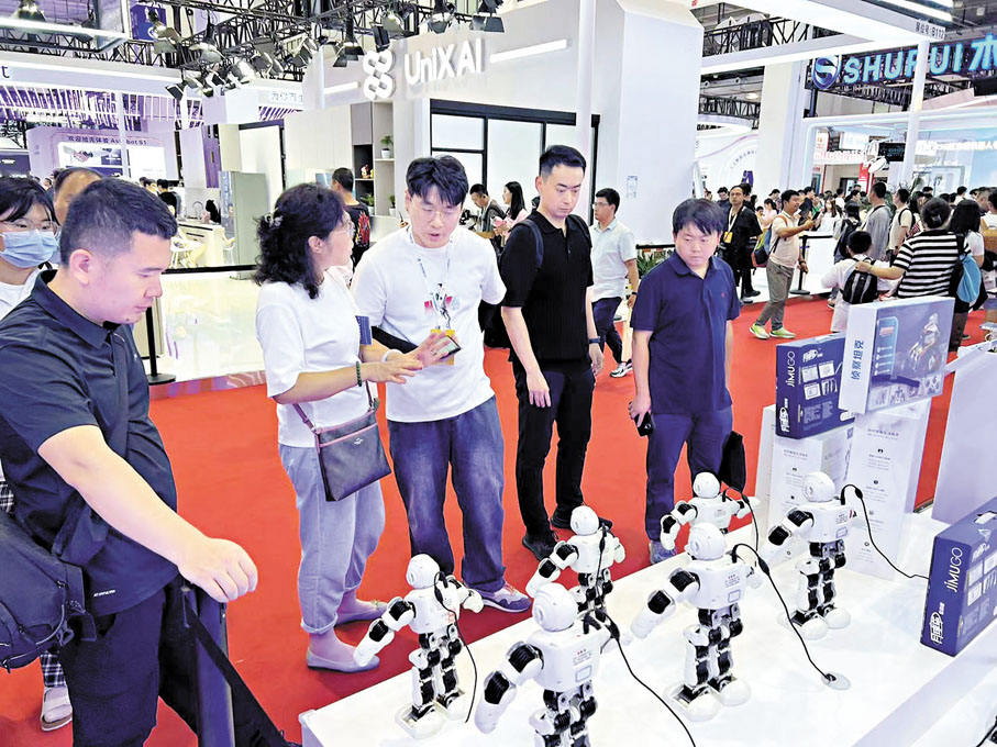 ◆內地機器人企業優必選教育開發的兒童教學用人形智能機器人。 香港文匯報記者郭瀚林 攝