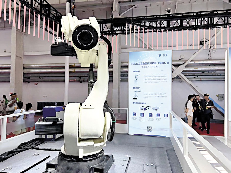 ◆目前國產最大的工業機器人抓取重量可以達到1.2噸，能輕鬆抓起一輛汽車。香港文匯報記者郭瀚林 攝