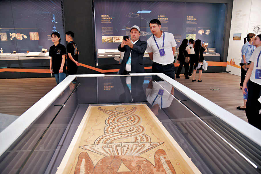 ◆中亞嘉賓參觀展覽。