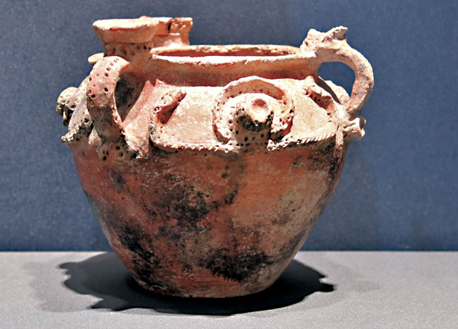 ◆哈薩克斯坦祭祀用的陶罐。