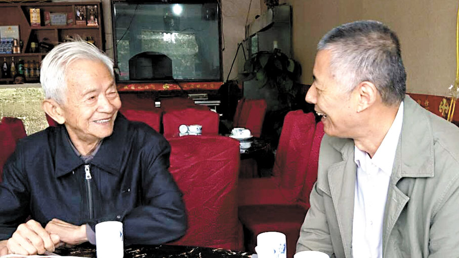 ◆2018年，包剛（右）採訪時年93歲的西安風雷儀錶廠第一代製錶師陳紹霖。