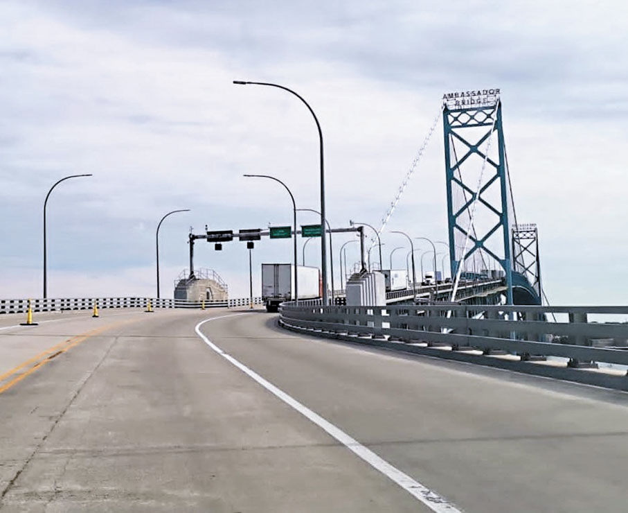 ◆（上圖）Teamsters周四零時宣布CN和CPKC開始停運。（下圖） 物流公司試用卡車運貨物到美國，但數量不夠應付需求。   成小智  攝