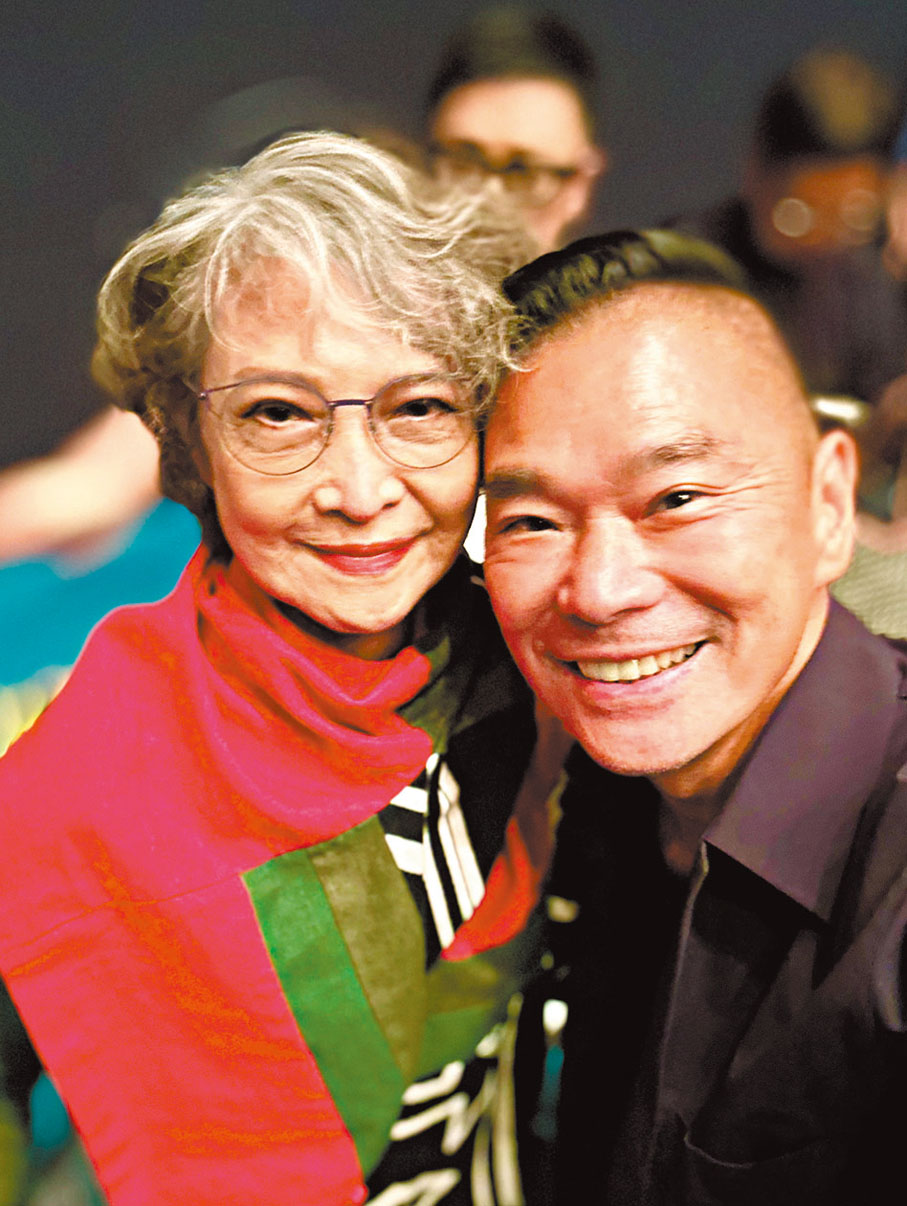 ◆從小認識銀幕上、報刊上巨星蕭芳芳；回流香港偶然認識活生生的ICON，時光荏苒數十載，風采依然仍是蕭芳芳。 作者供圖