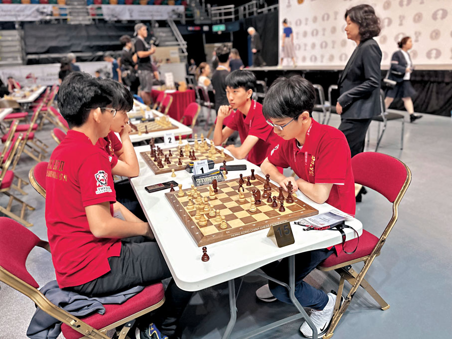 ◆有港產「少年棋王」之稱的高家瀚(紅衫右)期望，未來香港能夠舉辦更多大型國際象棋賽事。 香港文匯報記者郭正謙  攝