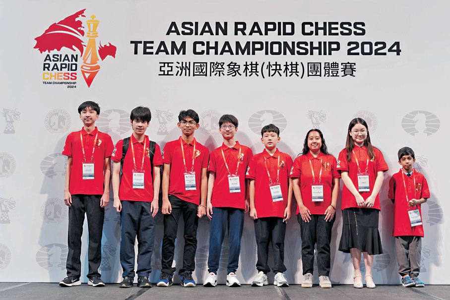 ◆高家瀚（左四）與鹿妙夷（右二）等棋手組隊參賽。 公關提供