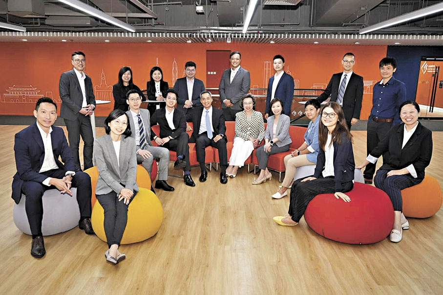 ◆16名高級公務員將赴京開學。 楊何蓓茵Fb圖片