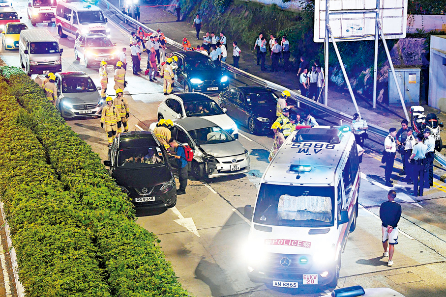 ◆涉案私家車由黃大仙狂飆7公里至何文田公主道被截停，更連環撞車及撞傷警員。