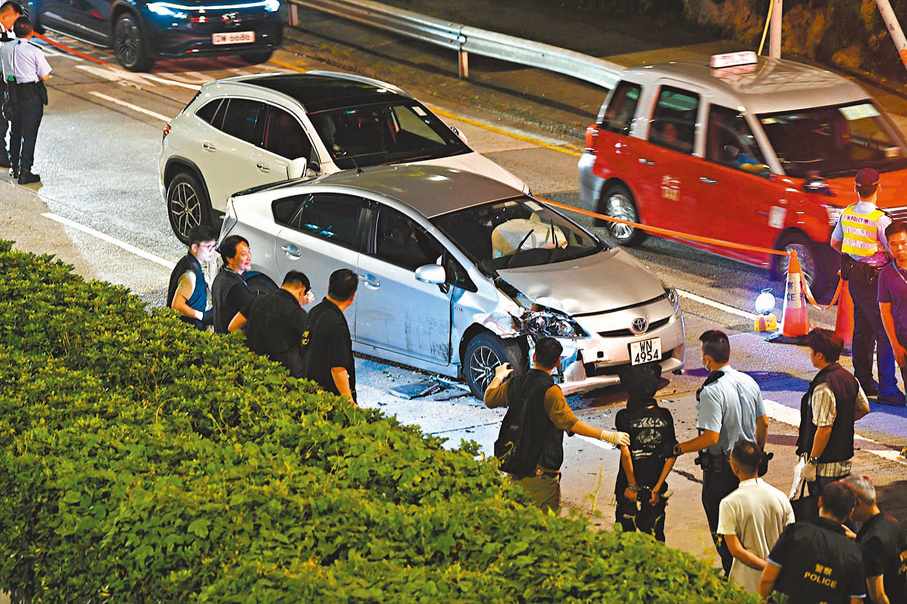 ◆警方將被捕司機押至涉案私家車進行調查。