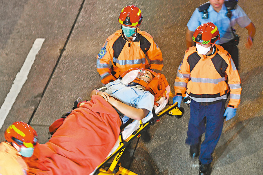 ◆被撞傷警員送院治理。