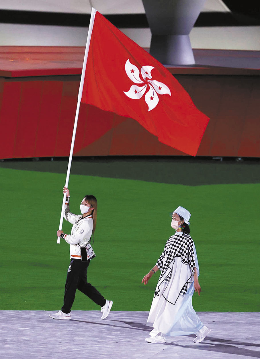 ◆2021年8月8日，劉慕裳作為東京奧運會閉幕式香港代表隊擎旗手進入奧林匹克體育場。 資料圖片