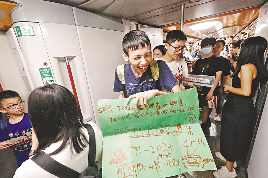 ◆「白頭」列車停泊彩虹站，逾1,400名市民入內打卡。 香港文匯報記者涂穴  攝