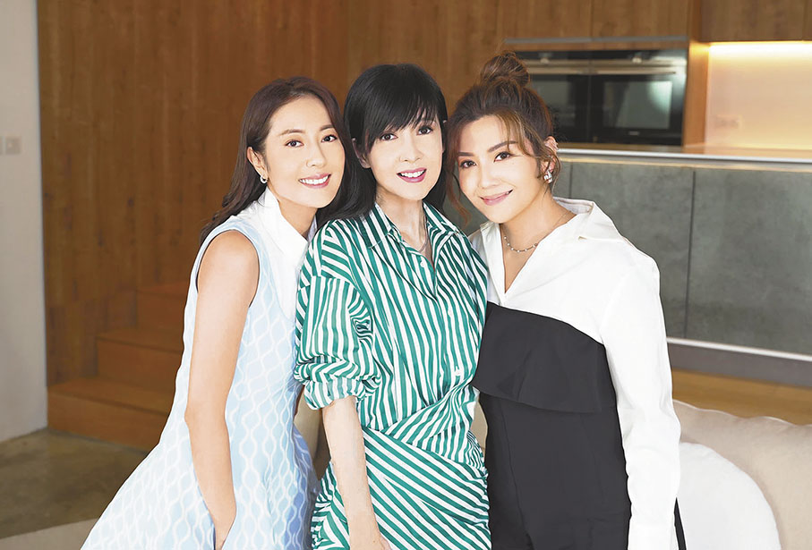 ◆周慧敏（中）近日接受唐詩詠（左）及練美娟訪問。