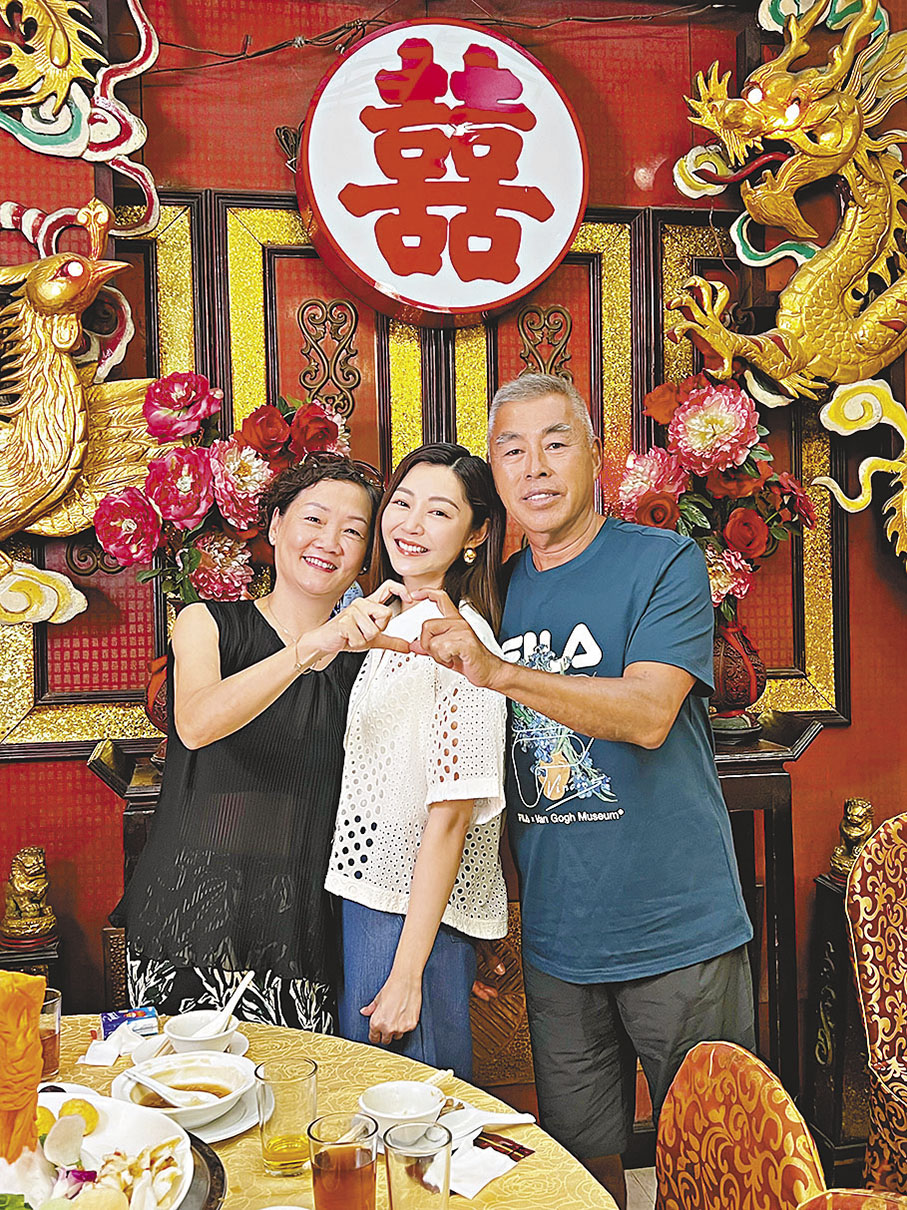 ◆衛詩雅早前跟父母到酒樓試菜。