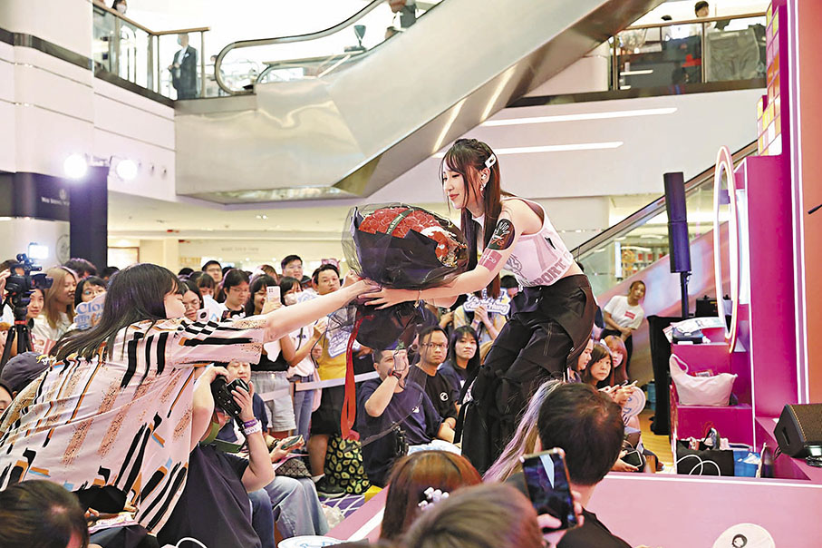 ◆詹天文上前收歌迷送的花束。