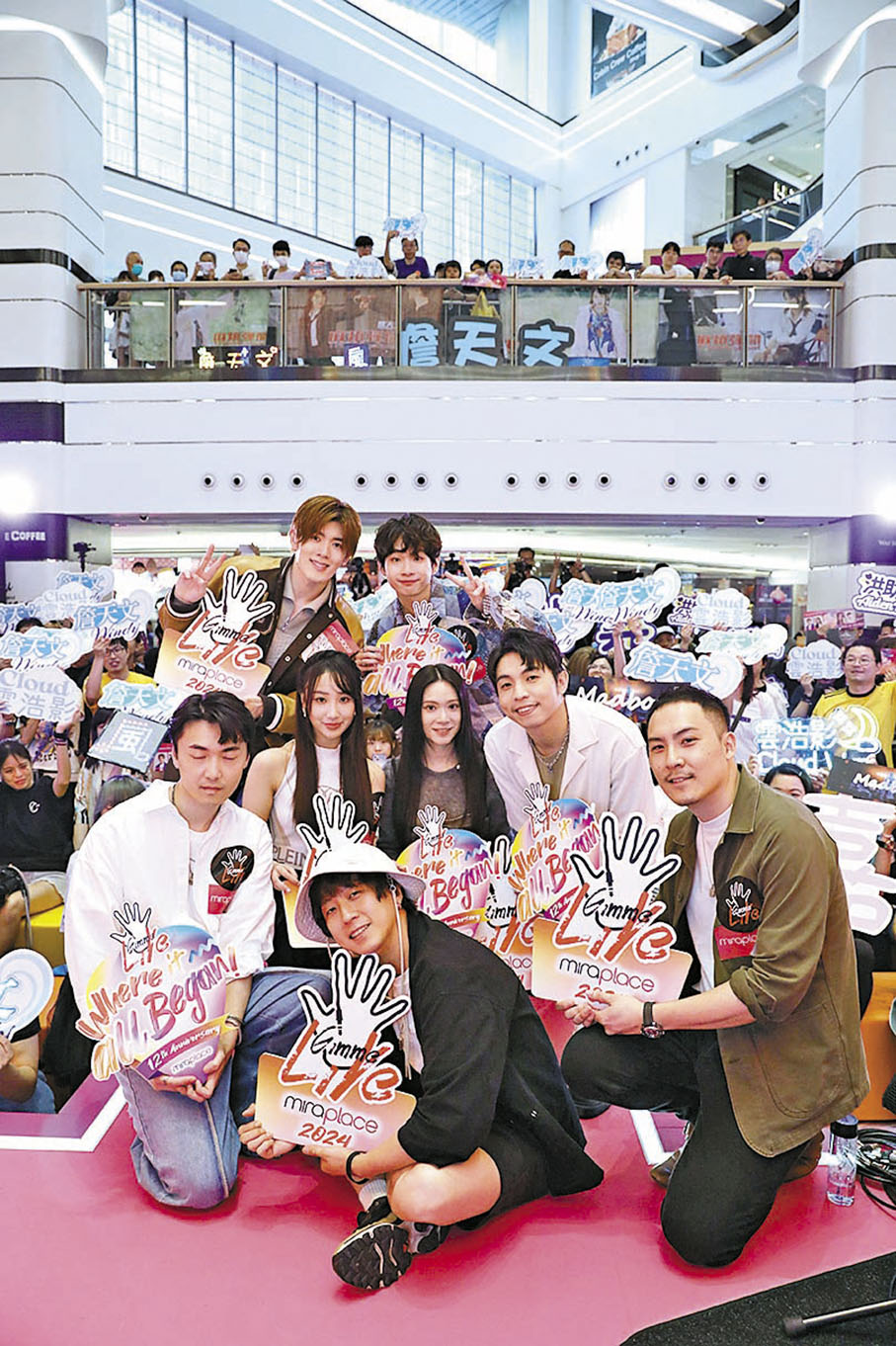 ◆一班歌手昨在尖沙咀一商場演出。