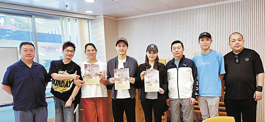 ◆參與是次演出的台前幕後演員及工作人員，左起︰高潤鴻、高文謙、黃寶萱、莫華敏、梁心怡、高潤權、黃成彬及梁煒康。