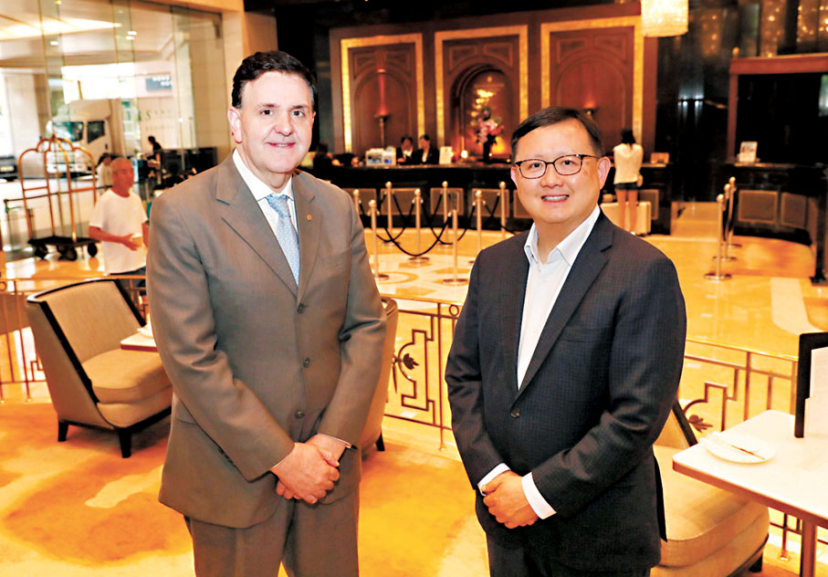 ◆黃英豪(右)和莊俊文。 香港文匯報記者劉國權  攝