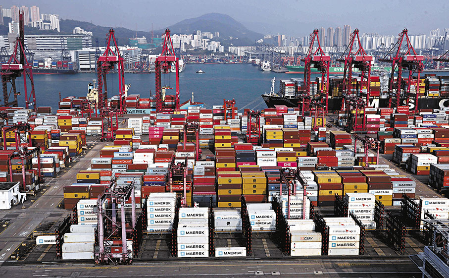 ◆政府統計處本周公布7月出口數據，料增長勢頭延續。圖為貨櫃碼頭。  資料圖片