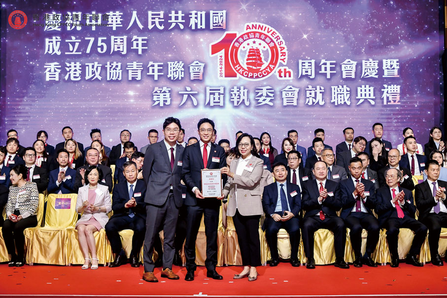 ◆麥美娟（右）在香港政協青年聯會主席沈慧林（左）的陪同下，頒發感謝狀予港區省級政協委員聯會，會長霍啟山（中）代表接受。