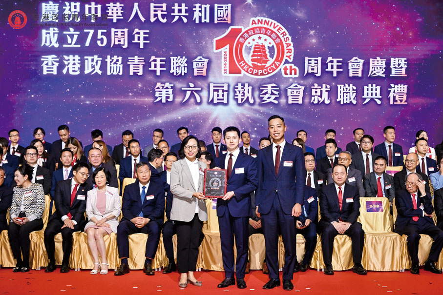 ◆麥美娟（左）在香港政協青年聯會榮譽主席鄧灝康（右）的陪同下，頒發基金名譽顧問委任狀予王經潑（中）。