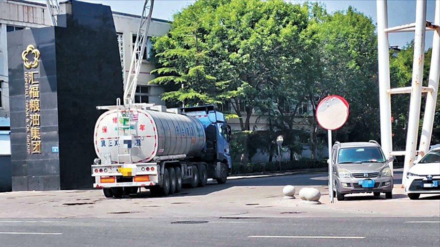 ◆5月21日，一輛卸完煤製油的罐車，在未洗罐的情況下，進入一家糧油公司裝載大豆油。   資料圖片