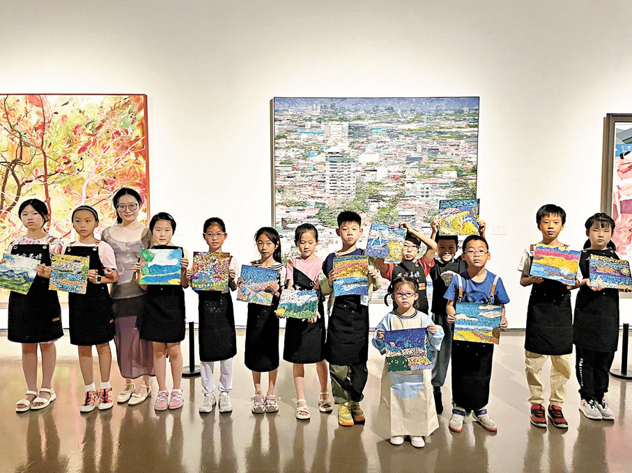 ◆今次全國美展特別提出「美育惠民」，此為小朋友專門舉辦的油畫導賞活動。  主辦方供圖