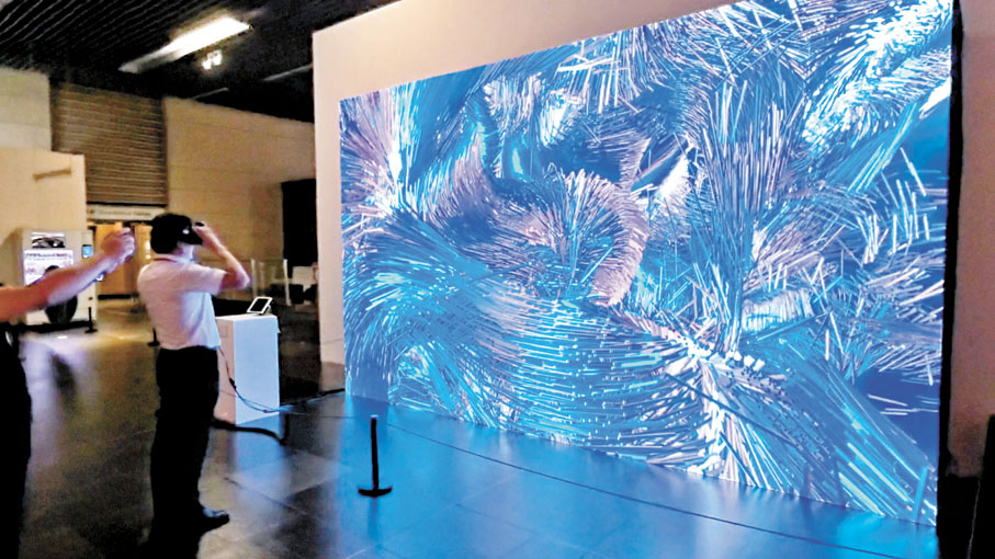 ◆觀眾在欣賞本次全國美展的數字藝術作品。