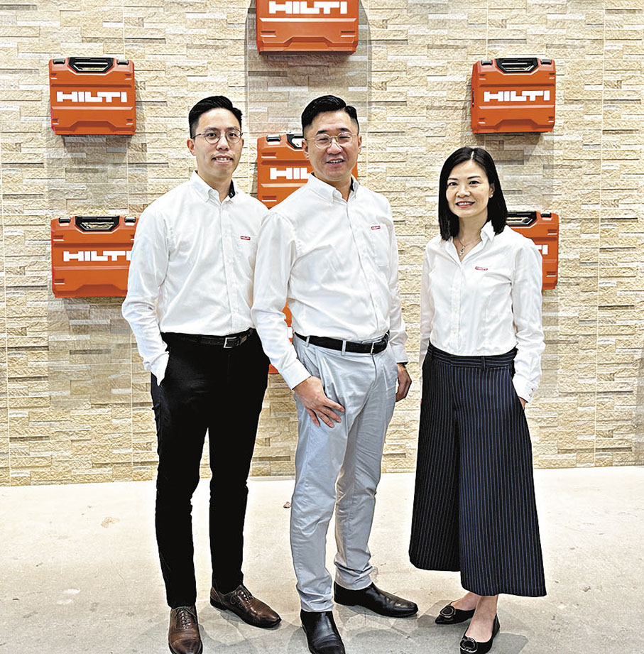 ◆喜利得梁瀚恩（中）表示，公司推出的系統可以幫助建築商有效管理工具和材料的使用。左為游家灝。