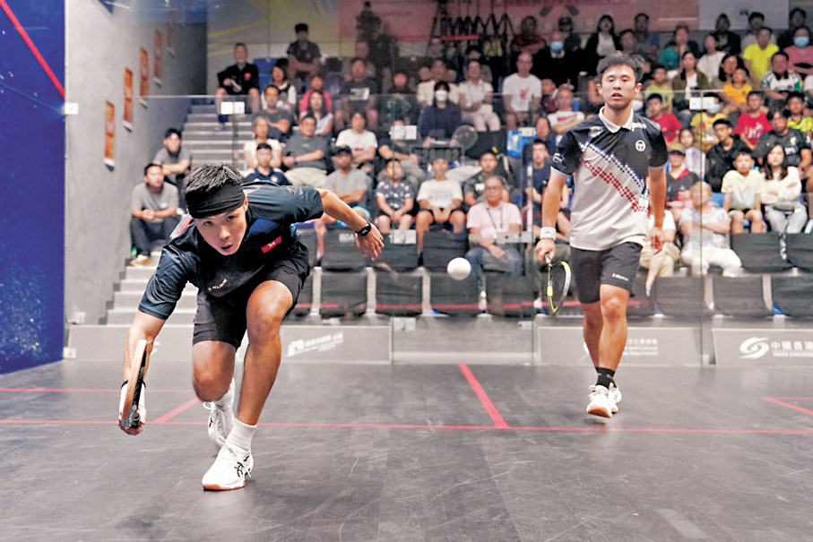 ◆梁子軒（左）回球。香港文匯報記者葉詩敏  攝