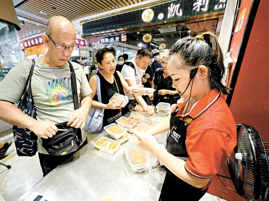 ◆ 港人在蓮塘口岸商業城燒味店採購燒肉。