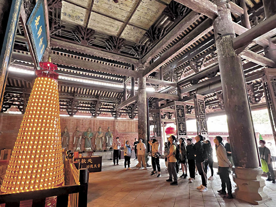 ◆教育局向全港中小學發出2024/25學年學生內地交流計劃，30個行程將加強「紅色資源」。圖為港生去年參觀德慶學宮。 資料圖片