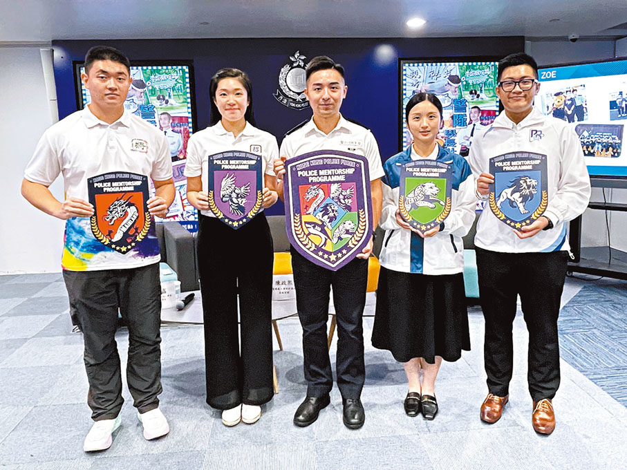 ◆參與警隊學長計劃的4名學員在警務處人事部招募組高級督察陳政熙（左三）陪同下分享他們的體驗及得着。學員為洪兆鑫（左一）、盧樂施（左二）、陳淑賢（右一）及鄒曜徽（右二）。 警方圖片