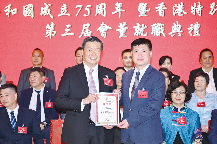 ◆ 周蔚（右）頒發榮譽顧問證書給予王賜豪（左）。