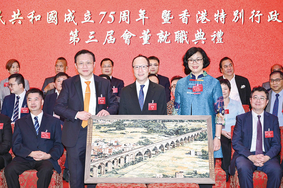 ◆ 梁麗嫻（右）贈送紀念品，會長莊碩（中）和常務副會長陳宗彝（左）代表接受。