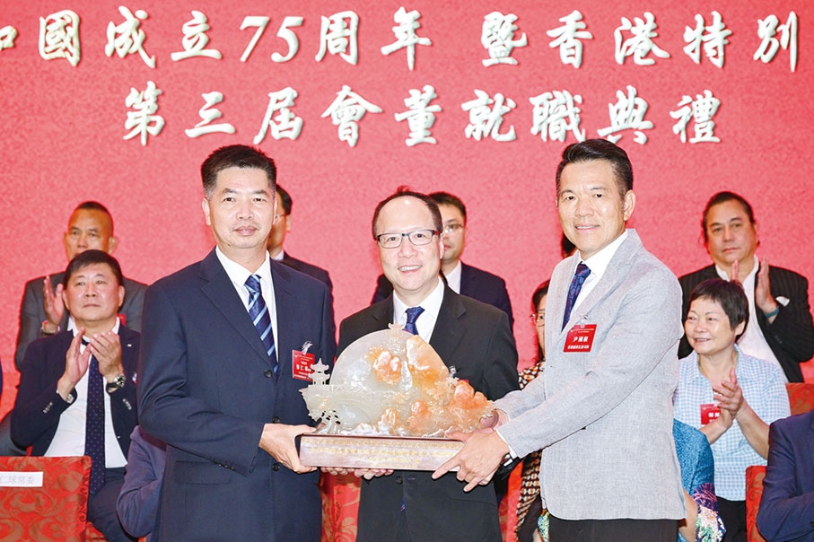 ◆ 梁仁球（左）贈送紀念品，會長莊碩（中）和司庫尹國根（右）代表接受。