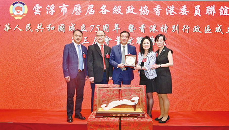 ◆ 雲城區政協主席李潤（中）代表贈送。