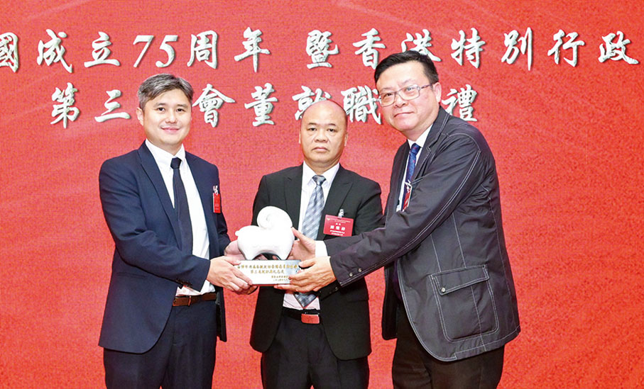 ◆ 雲安區政協主席房堅祥（中）代表贈送。