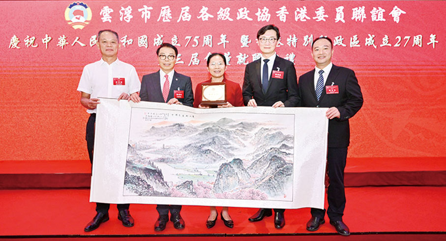 ◆ 羅定市政協主席張娟（中）代表贈送。