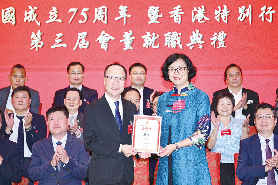 ◆ 梁麗嫻（右）頒發會長證書給予莊碩（左）。