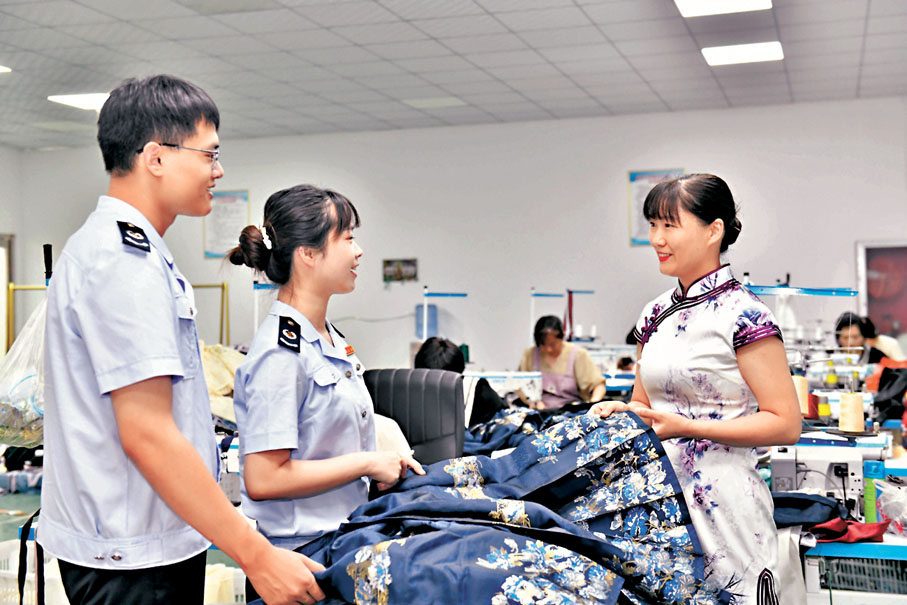 ◆財政部強調，地方政府債務風險得到整體緩解，隱性債務規模逐步下降，目前地方政府債務風險總體可控。圖為早前山東曹縣稅務局的工作人員上門走訪，介紹減稅降費助企發展相關優惠政策。 資料圖片