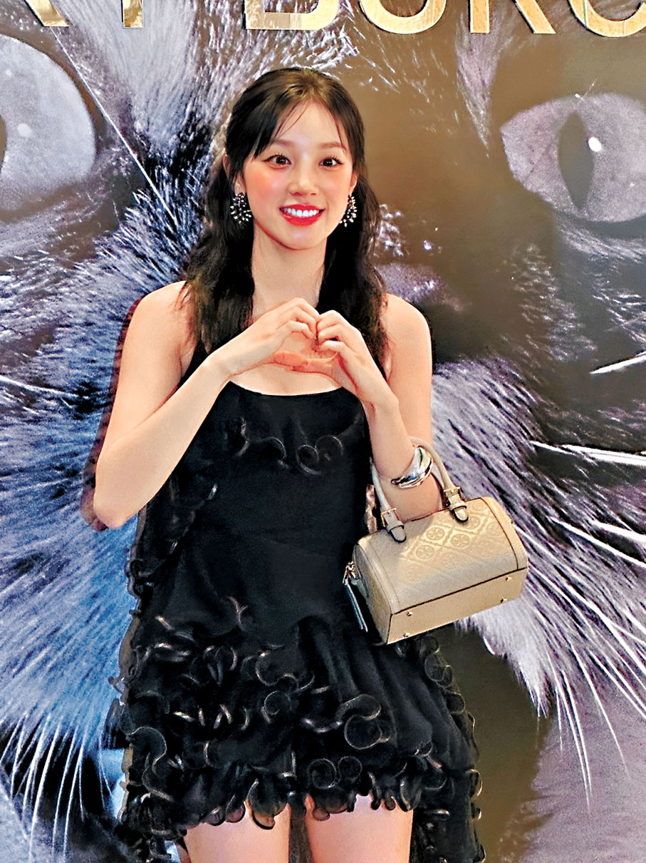 ◆宋雨琦向粉絲甜笑比心。