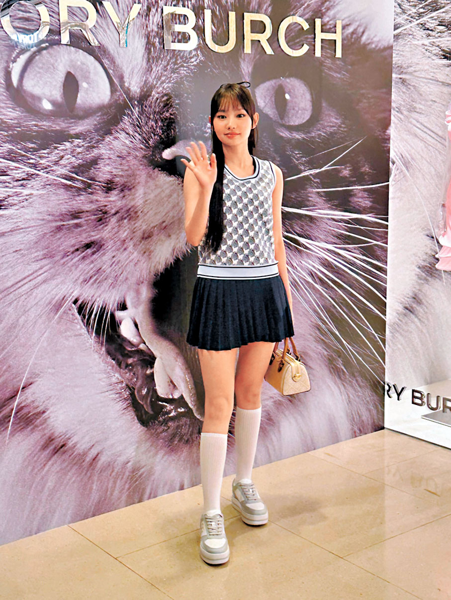 ◆許軼跟大家打招呼。