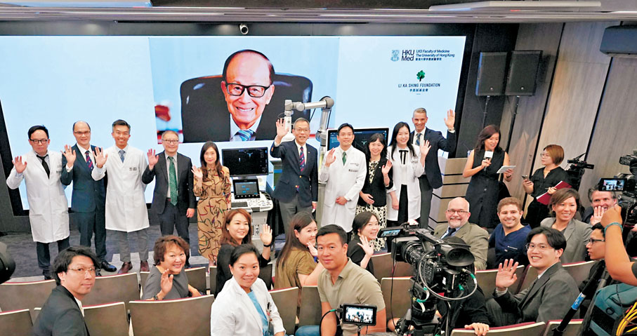◆李嘉誠與香港大學李嘉誠醫學院團隊及嘉賓大合照。活動方供圖