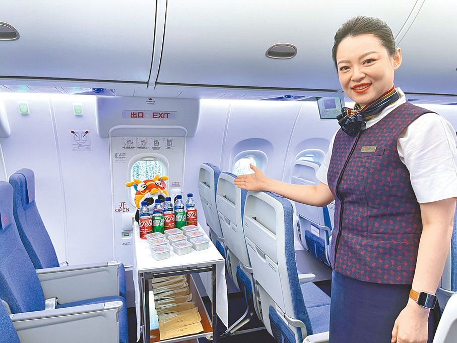 ◆國航C919應急出口處寬得可以放下餐車。